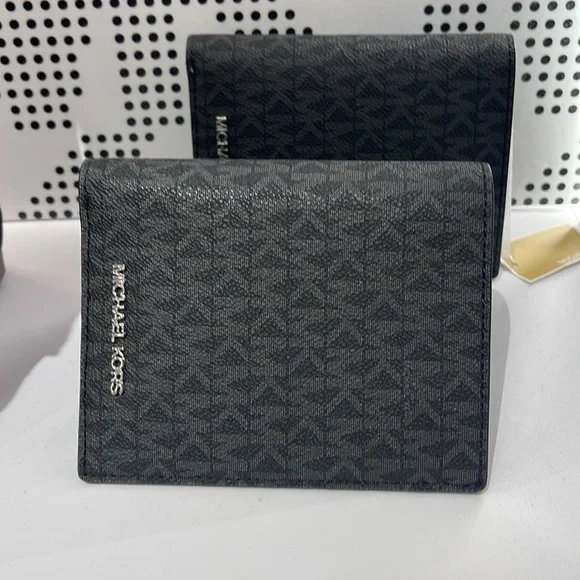 Michael Kors Jet Set Travel Passport Wallet
Black Signature/Silver-Tone Hardware - Picture 14 of 16